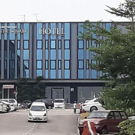 The Square Hotel Skudai Extérieur photo