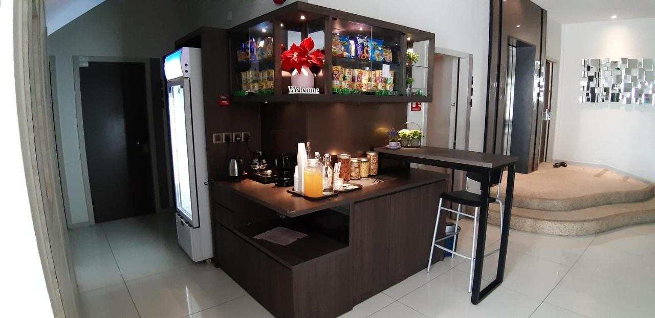 The Square Hotel Skudai Extérieur photo